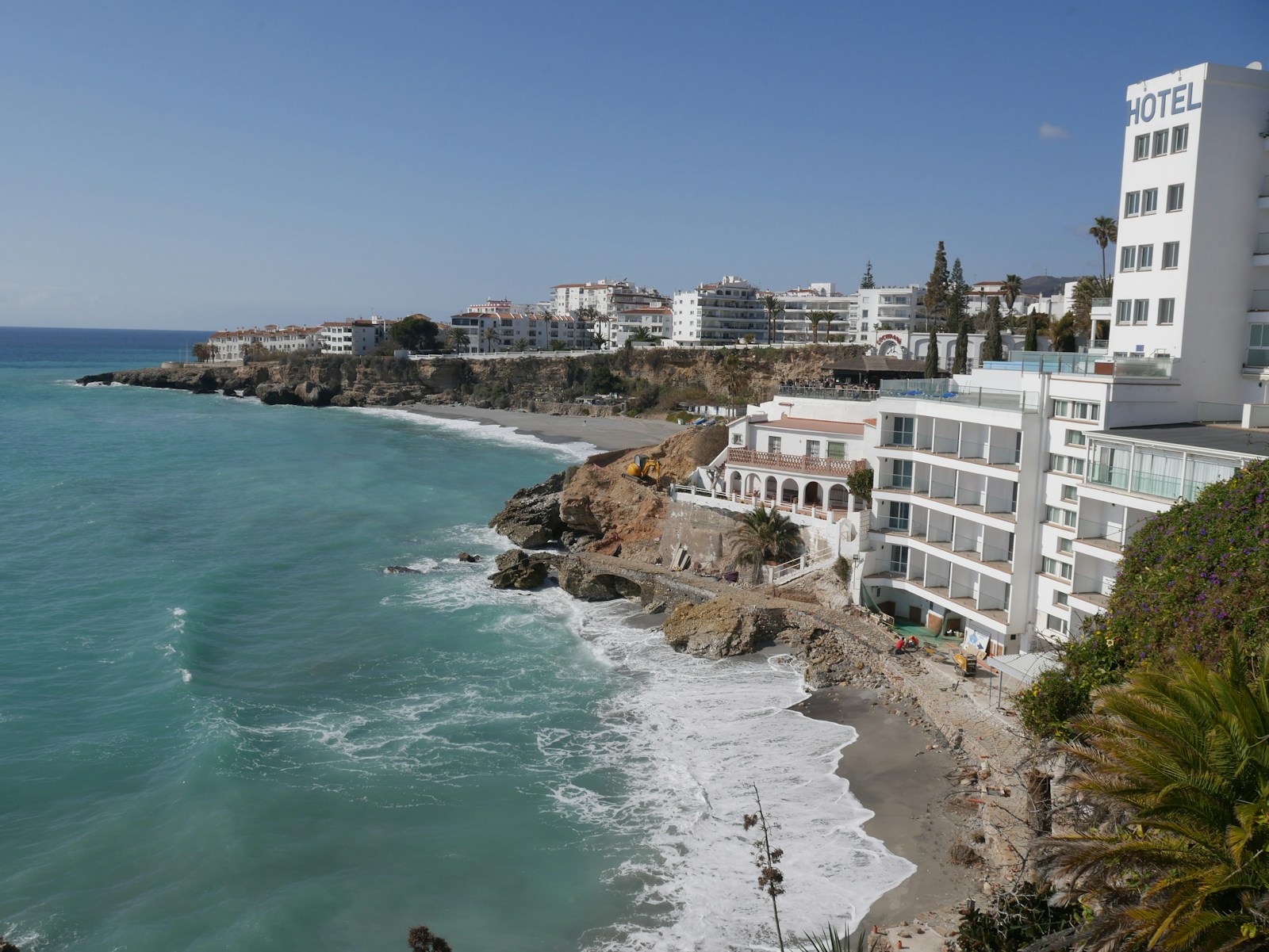Vita hus vid Medelhavet och stranden i Nerja